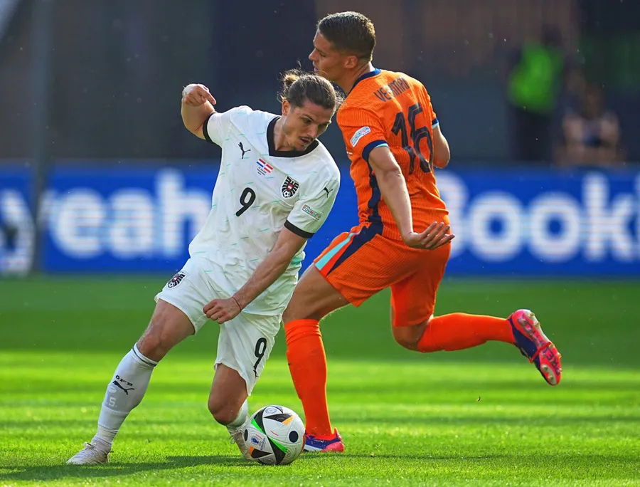 Marcel Sabitzer și Joey Veerman, în Austria - Olanda 3-2. SURSA FOTO: SPORT PICTURES