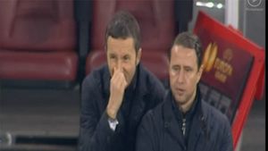 VIDEO** "Telefonul fără fir" la Steaua - Chelsea! Becali a transmis "informații" spre banca tehnică prin intermediul managerului