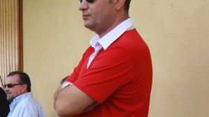 Penescu îi răspunde lui Borcea: "Are capul mare și creierul mic!"