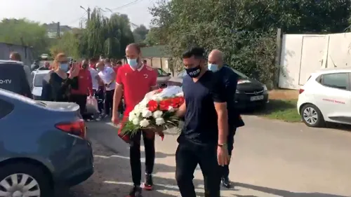 Jucătorii lui Dinamo i-au adus un omagiu lui Cătălin Hîldan, la 20 de ani de la moartea „Unicului Căpitan”! Cosmin Contra, în lacrimi: „Va rămâne inima echipei” | FOTO & VIDEO