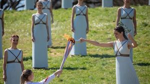 "Sărutul torței", gestul care a sfidat coronavirusul în aceste zile de pandemie. Unde s-a întâmplat și de ce VIDEO