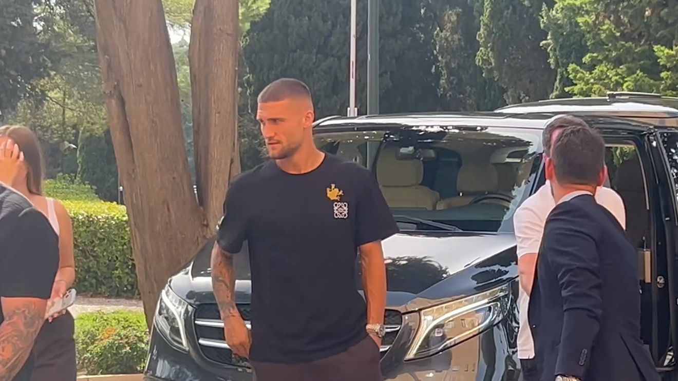 Transferul lui Daniel Bîrligea la Frosinone, în linie dreaptă. Primele imagini cu românul la clinica din Roma unde face vizita medicală 