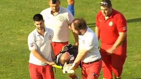 Marius Avram, scos pe targă în timp ce conducea un meci din Europa League