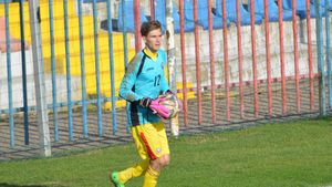 El este primul transfer oficial al lui Reghecampf. Theodor Botă e fan Balotelli și Neymar, ar fi vrut să ajungă la AC Milan în iarnă și a făcut spectacol în poarta naționalei Under 19 a României, deși joacă atacant