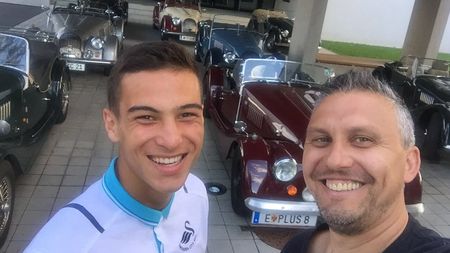 Da, avem fotbaliști! În numele tatălui. "Ne dorim să debuteze în Premier League. Dacă va continua la fel, are toate șansele". Dulca impresionează în Anglia