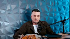 „Tata nu m-a recunoscut. Mama m-a abandonat la două luni”. Cel mai controversat influencer de pe Tik Tok a dezvăluit că e fiul secret al unui fost fotbalist de la Universitatea Craiova