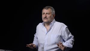 Povestea fabuloasă a fenomenalului regizor Cristi Puiu sau cum a ajuns un fotbalist ratat din Botoșani printre geniile cinematografiei românești! Își scria pe spate numele unui celebru jucător italian: „Asta era porecla mea la bloc”. VIDEO