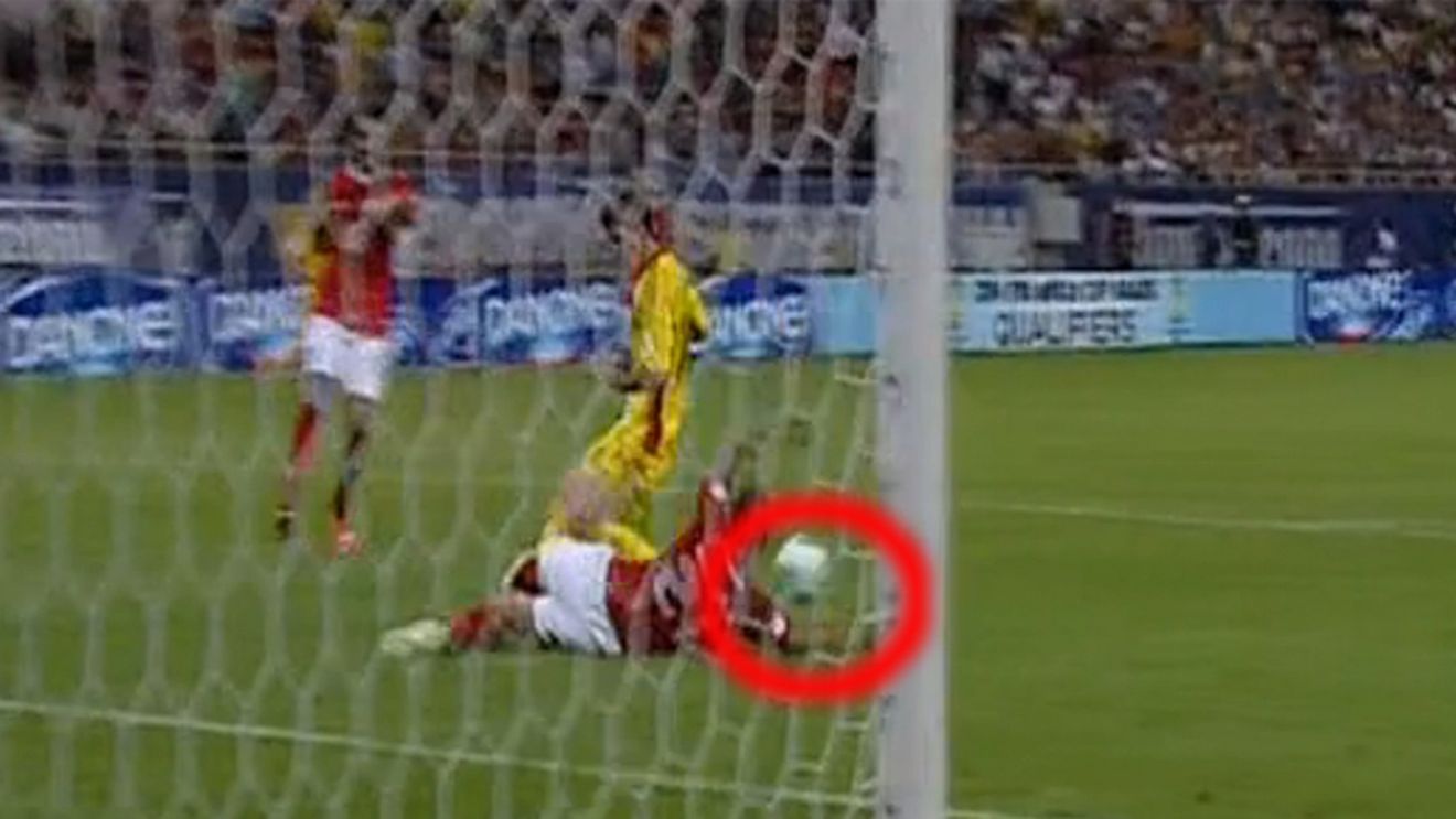 Fază controversată în careul turcilor! FOTO - Toprak comite henț, după șutul lui Stancu, arbitrul nu acordă penalty