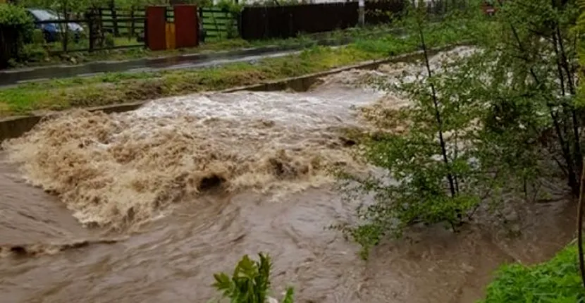 Cod portocaliu de inundații și cod galben de ploi torențiale, vijelii și grindină! Ce zone sunt afectate