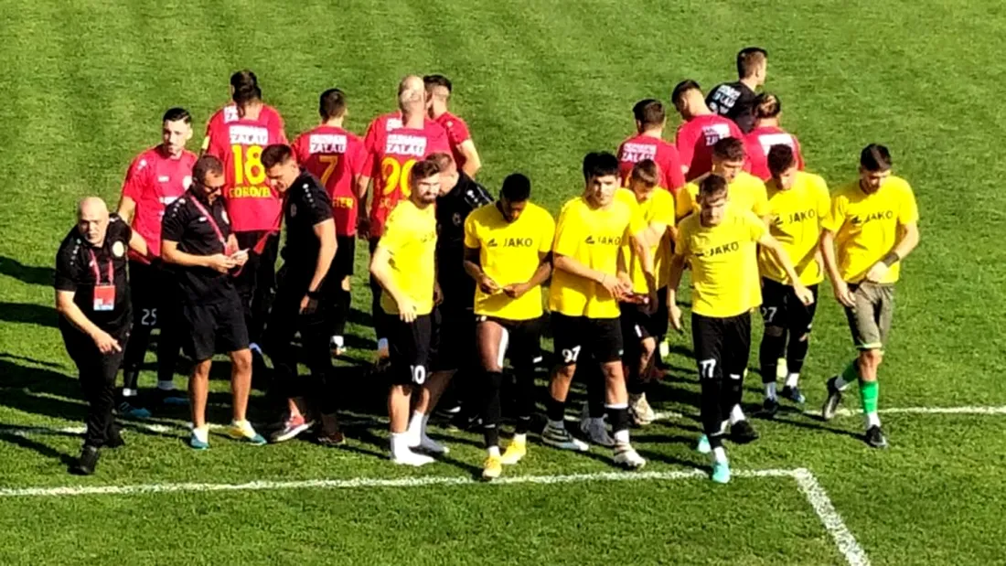Fotbaliștii de la SCM Zalău, ”zid” între conducere și antrenorul George Zima. FOTO | Gestul jucătorilor, prin care se opun demiterii ”principalului” și de care nimeni nu știa