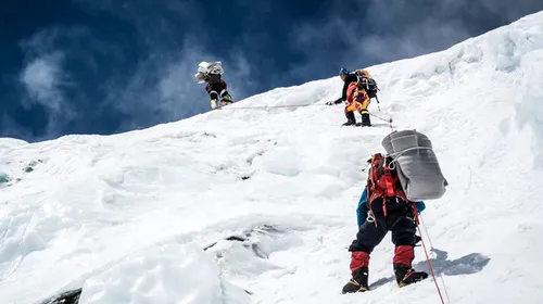 Alpiniștii români din Himalaya s-au oprit la cota 8.650, la 200 de metri de vârf. Au făcut-o la timp pentru a salva viața unuia din șerpași