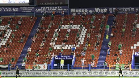 Se poate! Spania a avut un meci oficial de fotbal în weekend cu 1.400 de spectatori prezenți în tribune. Unde s-a întâmplat și cum a reacționat publicul la distanțarea socială impusă de organizatori | GALERIE FOTO