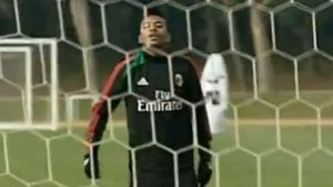 GENIAL! Un ANONIM l-a lăsat fără replică pe Robinho!** VIDEO Starul lui AC Milan a rămas cu mingea în mână după "duel". Ce s-a întâmplat