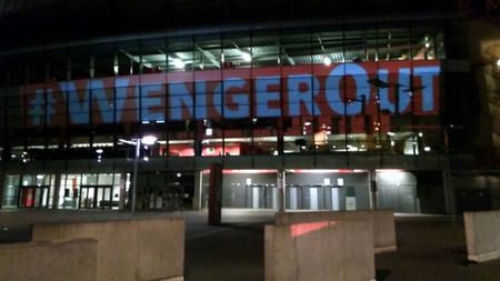 Poziție agresivă luată de fanii lui Arsenal în privința lui Wenger. FOTO | Mesajul "Wenger OUT", proiectat pe mai multe clădiri din Londra  