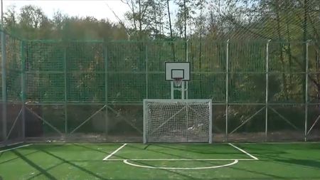 „Joc eu fotbal la 80 de ani?”. Baza sportivă dintr-o comună din România, unde nu există gaze şi canalizare, stârneşte controverse