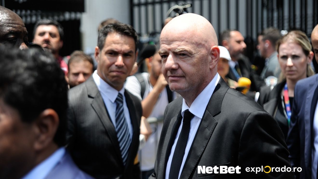 Scene ireale: Gianni Infantino, extrem de zâmbitor lângă sicriul lui Pele. Selfie-ul care a făcut internetul să explodeze | FOTO