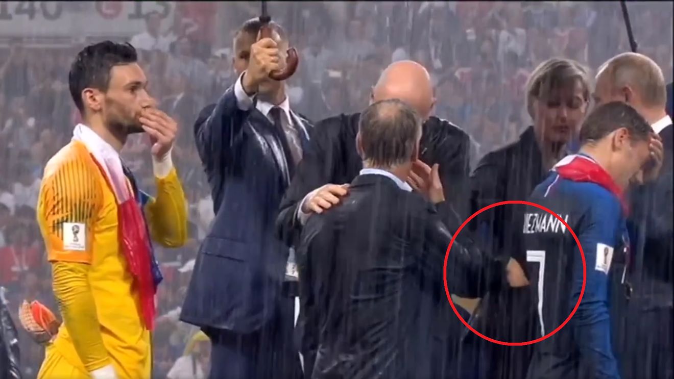 Imaginile care nu s-au văzut la TV. Momentele care au stârnit confuzie pe podiumul de premiere, petrecute chiar lângă Vladimir Putin | VIDEO