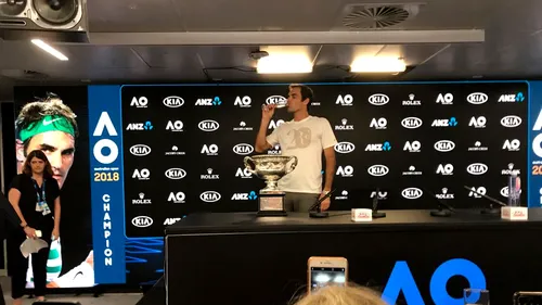 Federer zâmbește privind spre Halep și Wozniacki, după Australian Open-ul ciudățeniilor! Ambele finaliste de la feminin au petrecut mai mult timp pe teren decât campionul de la masculin