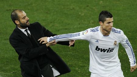 Ce a făcut Pep Guardiola, creatorul lui Leo Messi, când a trecut pe lângă Cristiano Ronaldo pe scenă!