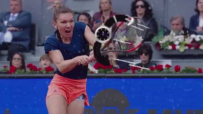 VIDEO | Simona Halep cu ceasul, Garbine Muguruza cu plușul. La Madrid, cadourile au luat locul mingilor de tenis