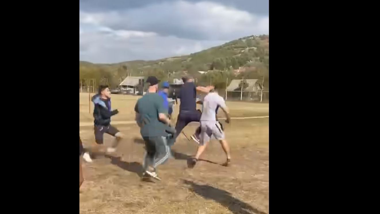 Bătaie incredibilă pe teren în ligile inferioare din România! Şi-au cărat pumni şi picioare, iar "vedeta" a fost o "namilă" ce părea Hulk: "Bă, lasă-l, bă! Ce se bat ăştia! Ai filmat?" | VIDEO