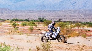 La trântă cu deșertul!** Butuza: "Urcăm dune de nisip mari cât munții din România!"