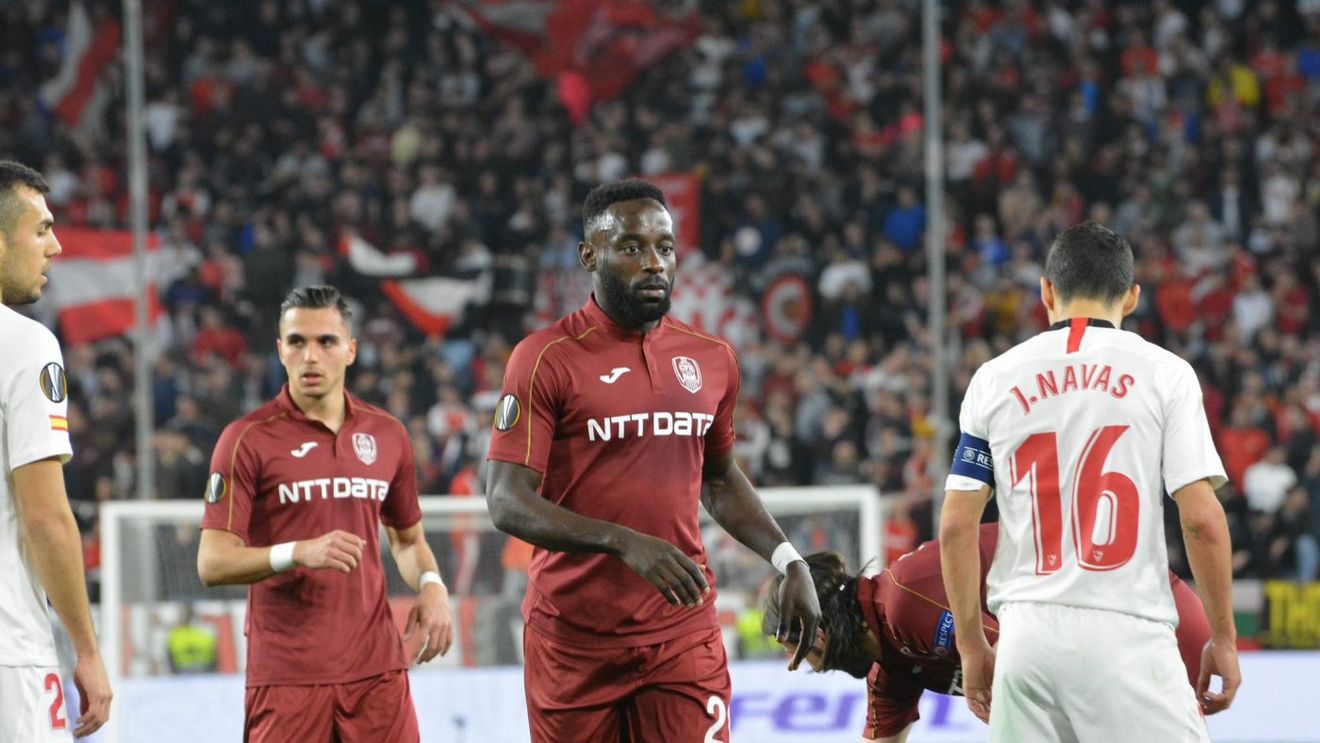 I-au băgat în Boli! CFR Cluj a avut trei ocazii în două minute! Mingea trimisă de francez a trecut agonizant pe lângă bara porții spaniolilor | FOTO