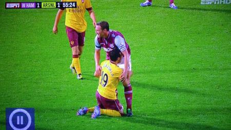 FOTO** Cazorla și Nolan, într-un moment de "afecțiune" în timpul meciului West Ham - Arsenal Londra :)