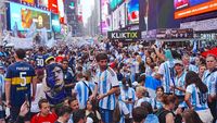 Imagini IREPETABILE în SUA! Sud-americanii au ocupat Time Square din New York înainte de Spania – Argentina, finala Cupei Mondiale