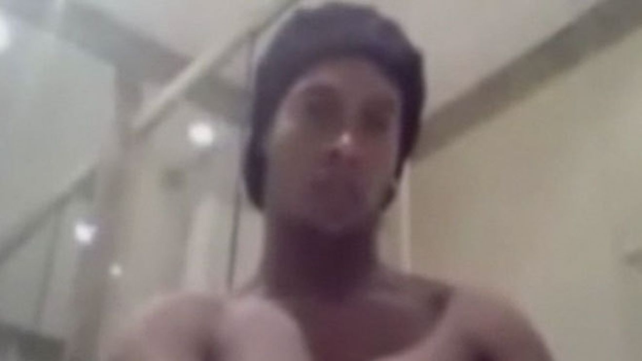 VIDEO INCREDIBIL Poate avea orice femeie din lume, dar și-o "face cu mâna lui"! Ipostaza RUȘINOASĂ‚ în care a fost prins Ronaldinho: