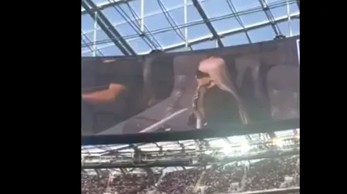 Are peste 330 de milioane de urmăritori pe Instagram, dar a fost huiduită de un stadion întreg | VIDEO