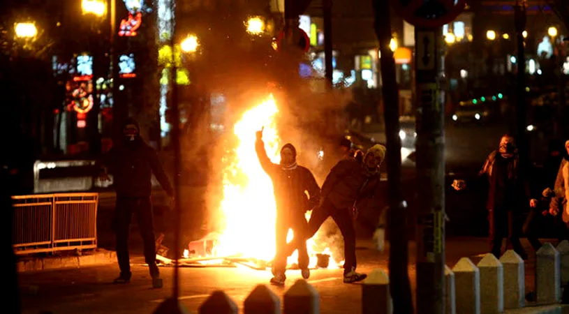 Revolta s-a încheiat:** oameni în flăcări, jurnaliști bătuți crunt și centrul devastat! Primarul Oprescu a declanșat curățenia în București
