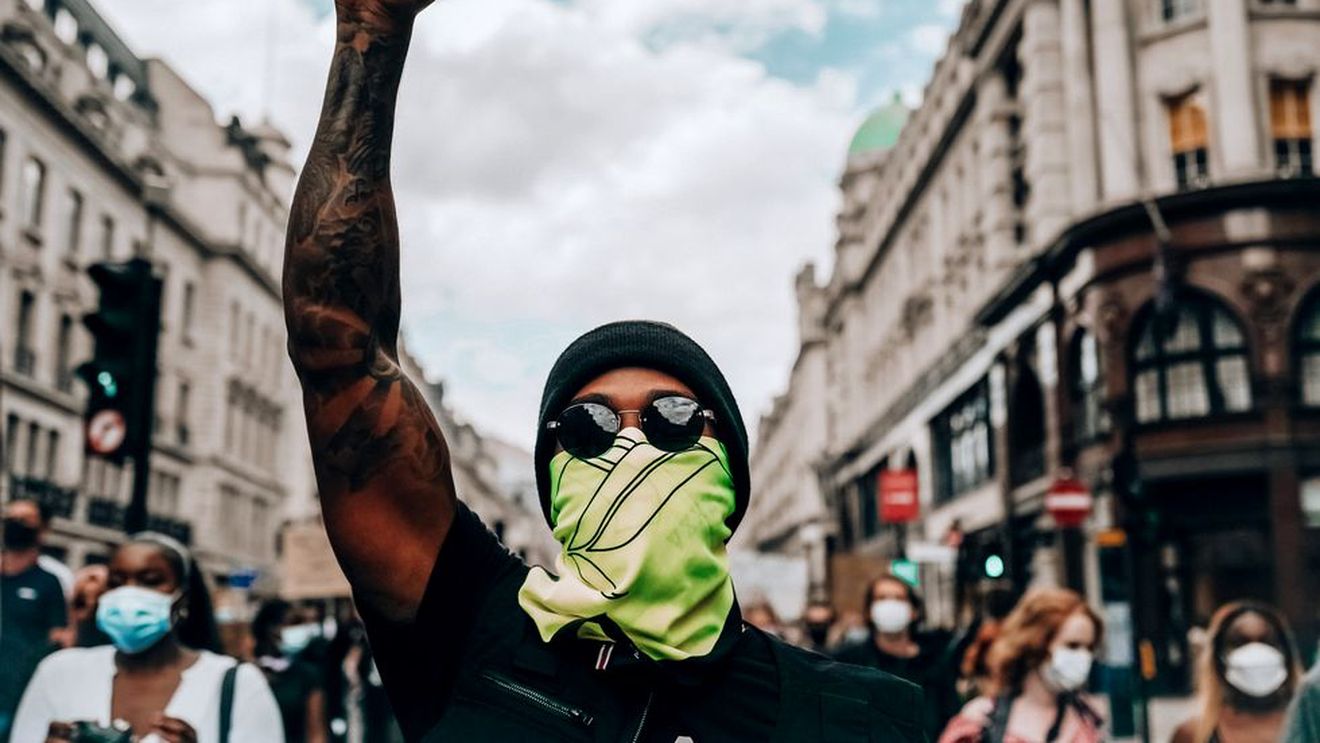 Lewis Hamilton, pus la punct de un fost pilot de Formula 1: "Dacă un coleg mărturisește că este gay, va ieși cu un steag cu curcubeu pe circuit?"