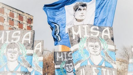 Legendele nu mor niciodată! Imagini impresionante de la Hunedoara cu marșul suporterilor Corvinului pentru legendarul Michael Klein, la 32 de ani de la dispariție: „Dacă nu erau ei, probabil că ar fi venit 20 de persoane!”. EXCLUSIV