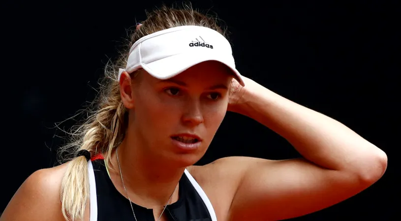 Continuă deriva pentru Wozniacki! Jucătoarea care a șocat cu o apariție super-sexy pe teren la începutul acestei săptămâni a reușit victoria carierei în fața #2 mondial și o ajută pe Simona Halep să își mărească avansul în clasamentul WTA