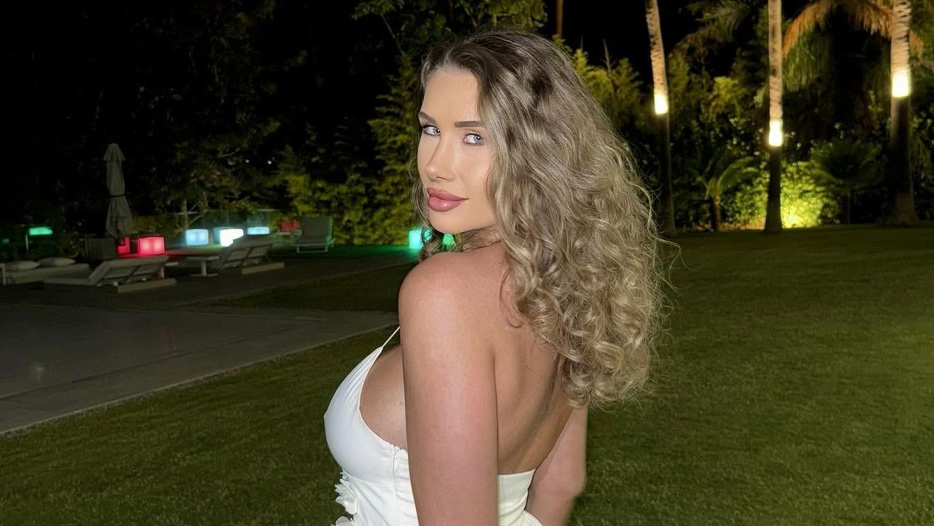 Antonela Pătruț, iubita mult mai tânără a milionarului Arpad Paszkany, s-a fotografiat în jacuzzi şi a postat poza pe internet