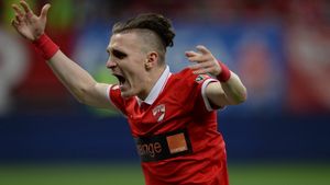 Cum să te bați singur: titularizează-i pe Cmovs și Bornescu. Dinamoviștii și declicul pe care l-au tot cerut. Rapidiștii și gafele imense. Dinamo - Rapid 2-0