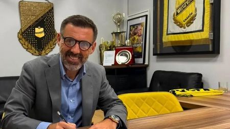 Primele imagini cu Zeljko Kopic la noua echipă: a semnat contractul și s-a pozat cu fularul polonezilor!
