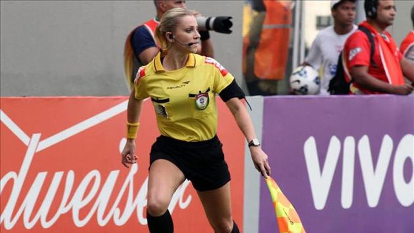 Ziua arbitru, noaptea model: "Să pozeze în reviste pentru bărbați". FOTO Cea mai spectaculoasă apariție în lumea arbitrajului