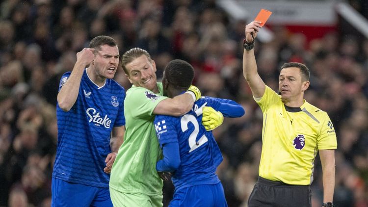 Așa ceva nu s-a mai văzut de multă vreme în Europa: cartonaș roșu în Premier League pentru că și-a pălmuit coechipierul!