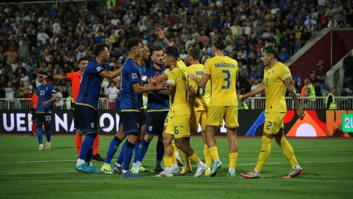 Sârbii au reacționat și vor dreptate, după ce acest banner a fost afișat la Kosovo - România 0-3, în spatele băncii lui Mircea Lucescu! „Să vină răspunsul de la UEFA”