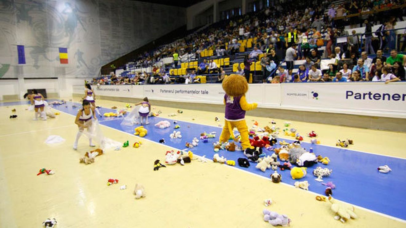 Atenție, cad jucării!** FOTO Cum au fost primiți jucătorii lui BC Timișoara la meciul cu Radnicki :)