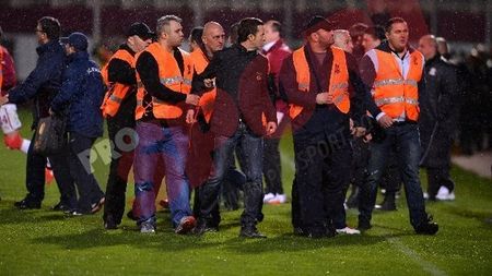 "'Diavolii vișini' lovesc din nou! E greu cu limba română"** Managerul Stelei le răspunde rapidiștilor: "Ar trebui închis acel stadion"