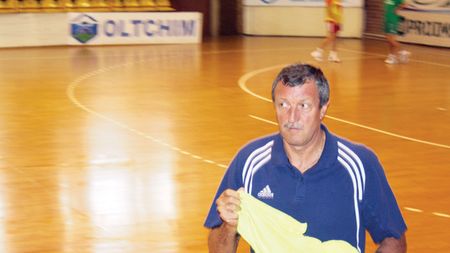 Maghiarul Kovacs comunică în engleză cu vâlcencele