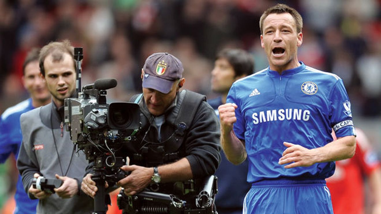 Femeia care luptă cu fotbalul englez