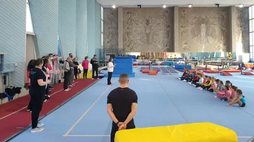 Premieră în gimnastica artistică din România! A avut loc un curs interactiv pentru Junioarele de 9 și 10 ani, în care micuțele sportive au avut posibilitatea să lucreze cu experții Federației Române de Gimnastică