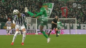 Intrare criminală în derby-ul Ungariei! Fotbalistul a văzut cartonașul roșu și a sărit la bătaie | VIDEO ȘOCANT