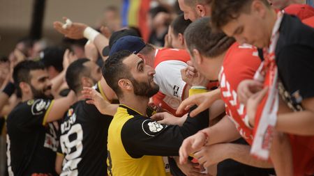 VIDEO | Dinamo a primit un impuls din partea fanilor înaintea marelui derby cu Steaua din finala Ligii Naționale. Un jucător important din istoria recentă a echipei a venit special din Ungaria pentru a-și încuraja colegii
