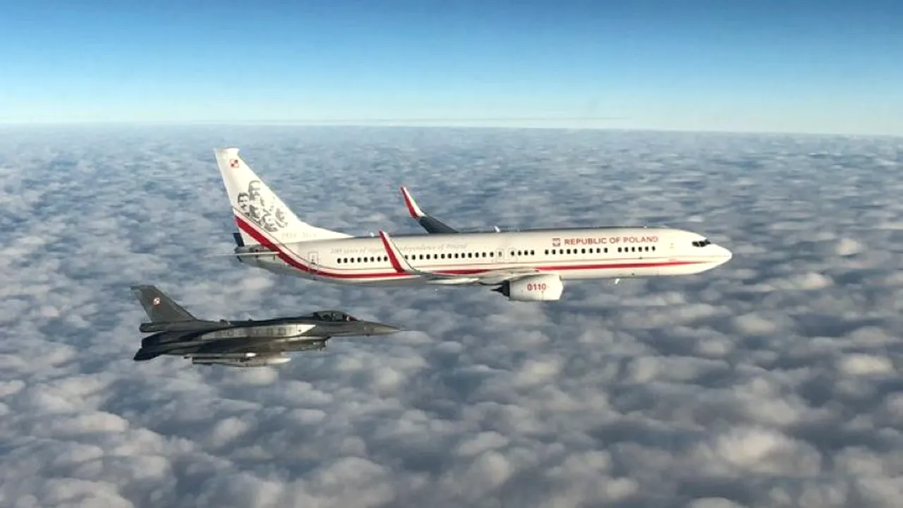 Măsuri speciale înaintea startului Cupei Mondiale! Avionul naționalei Poloniei, escortat de armată în drumul spre Qatar | VIDEO