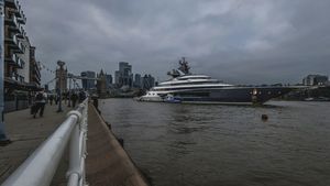 Miliardarul de 75 de ani și-a scos iahtul de 400.000.000 de euro pe care abia și l-a cumpărat. Are 3 etaje, 3 piscine și heliport